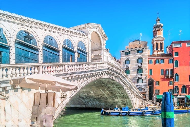 The most romantinc things to do in Venice - Check out the Rialto Bridge
