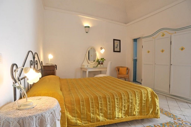 hotel-casa-sul-mare, Procida in Italy, bedroom, bed with yellow cover, white room